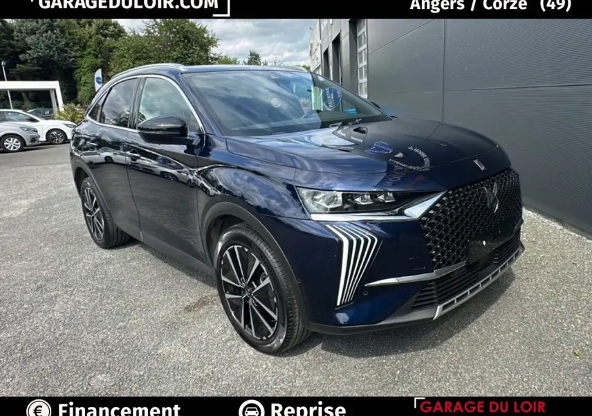 Vue 3/4 avant droit d'un DS7 bleu saphir avec calandre noire à pampilles chromées et jantes alliage 19 pouces.