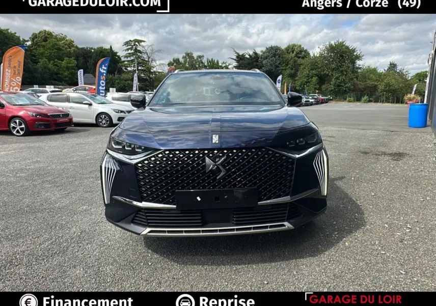 Vue frontale du DS7 7 BlueHDi 130 EAT8 Rivoli en bleu saphir avec calandre noire à motifs chromés et feux LED distinctifs.