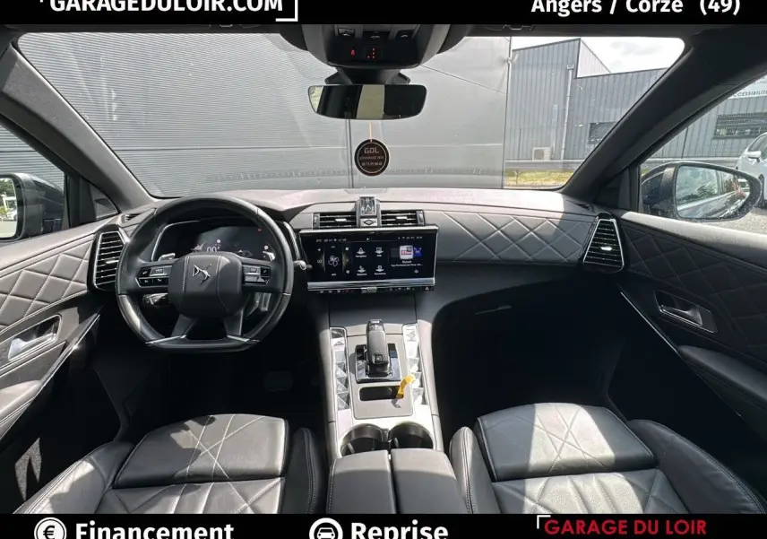 Intérieur noir cuir du DS7 7 BlueHDi 130 Rivoli 2024, vue avant centrée sur tableau de bord et volant.