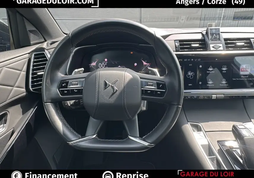 Vue rapprochée du volant cuir noir et du tableau de bord numérique du DS7 7 BlueHDi 130 EAT8 Rivoli 2024.