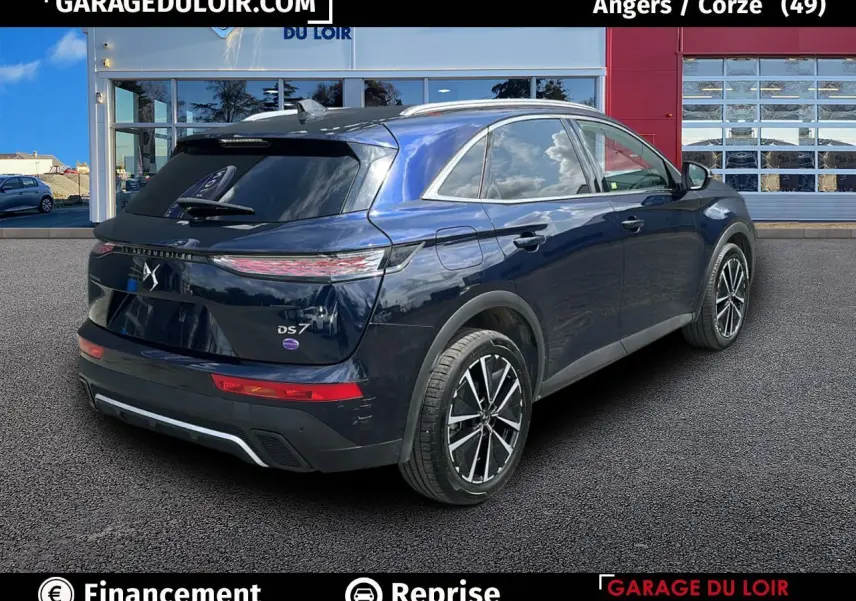 Vue 3/4 arrière droite d'un DS7 bleu saphir avec jantes alliage 19'' et feux arrière 3D écailles.