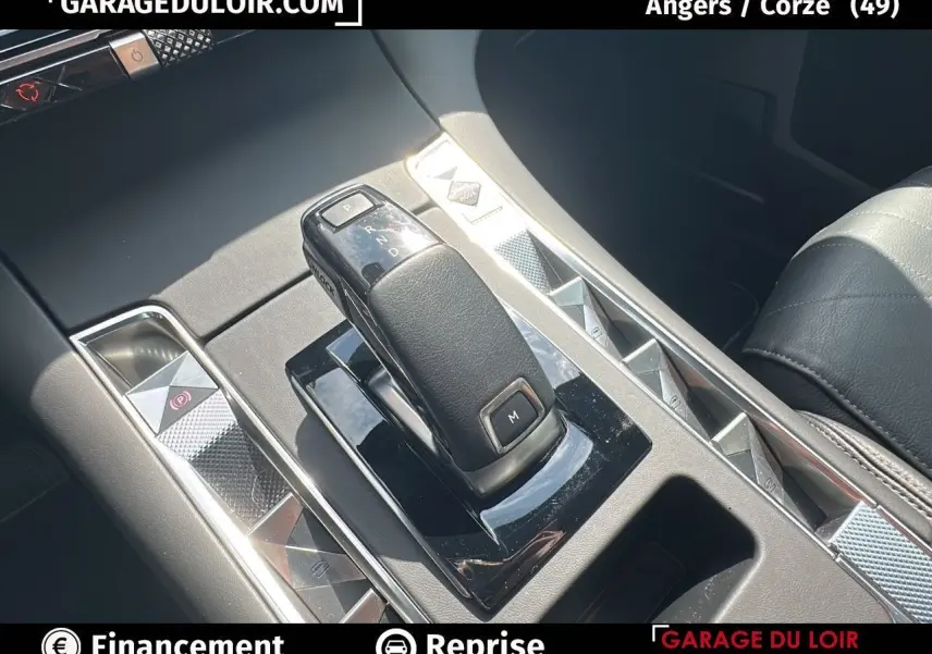 Le levier de vitesses noir et chrome de la DS7 7 BlueHDi 130 EAT8 Rivoli avec console centrale en cuir noir Basalte