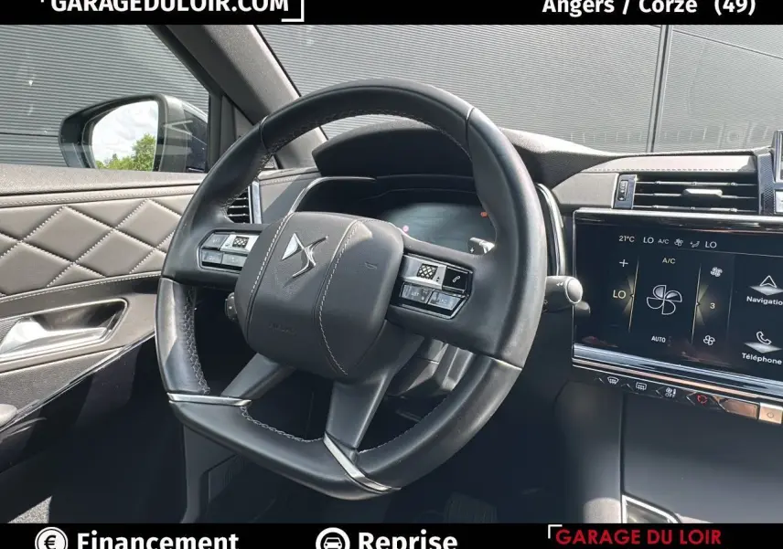 Vue rapprochée du volant cuir noir et tableau de bord digital du DS7 7 BlueHDi 130 EAT8 Rivoli bleu saphir 2024