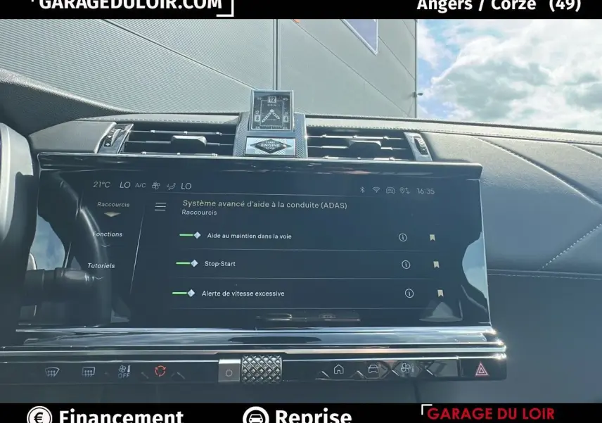 Écran tactile central du DS7 Bleu Saphir 2024 montrant les aides à la conduite dans un intérieur cuir noir Basalte.