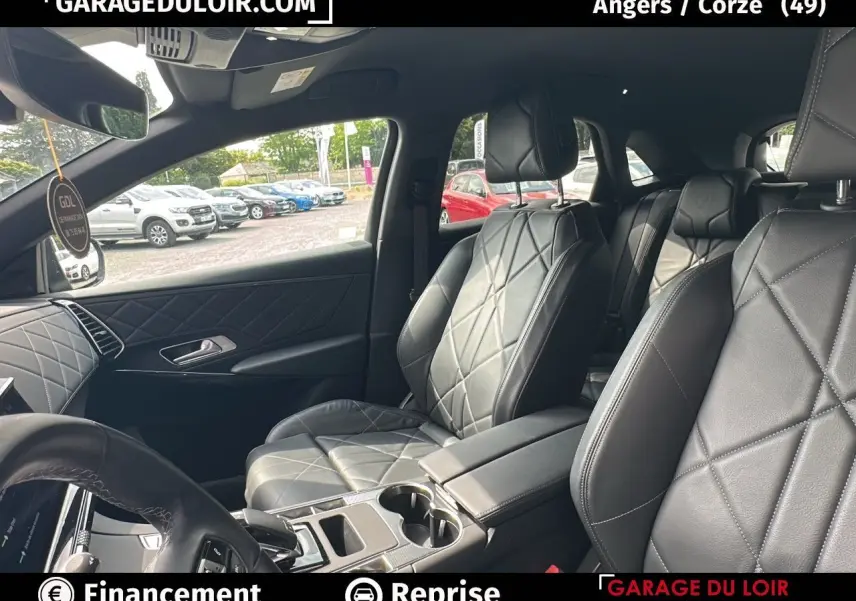 Vue intérieure côté conducteur du DS7 2024 avec sellerie cuir noire matelassée et console centrale en toile DS Noir Basalte.