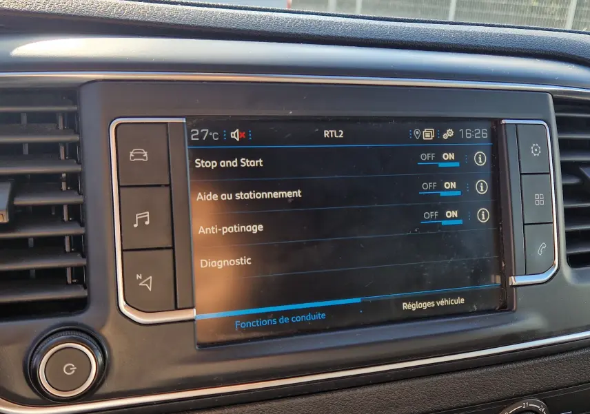 Écran tactile central du Peugeot Expert Fourgon blanc 2020 montrant les réglages d'aide à la conduite en intérieur.