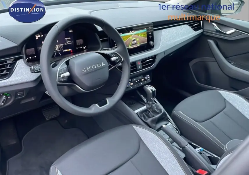 Vue intérieure côté conducteur du Skoda Kamiq 2025 gris graphite, avec tableau de bord digital et volant multifonction.