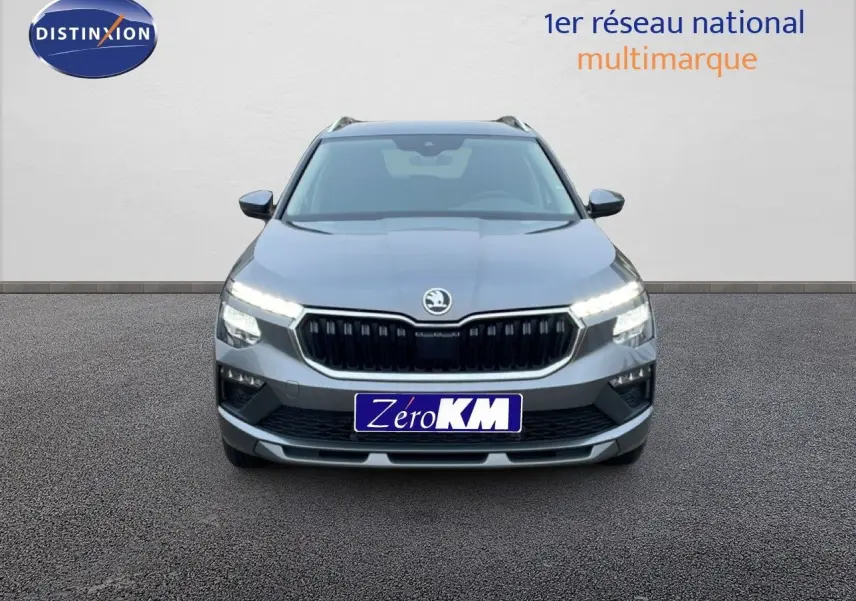 Vue frontale d'un Skoda Kamiq 2025 gris graphite métal avec calandre noire et feux LED allumés.