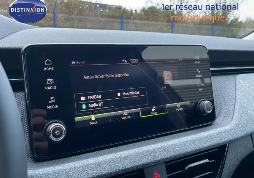 Vue rapprochée de l’écran tactile multimédia du Skoda Kamiq 2025, avec tableau de bord gris texturé et commandes digitales.