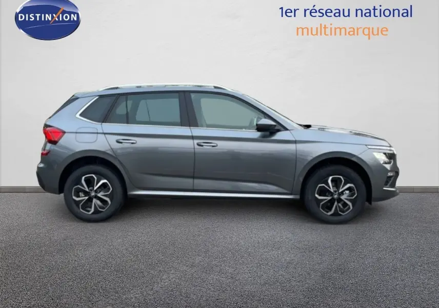 Vue latérale droite d'un Skoda Kamiq gris graphite métal 2025 avec jantes alliage et toit panoramique.
