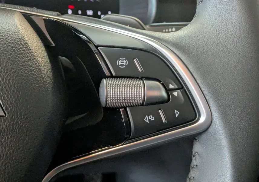 Gros plan sur les commandes à droite du volant en cuir noir du Skoda Kamiq gris graphite 2025.