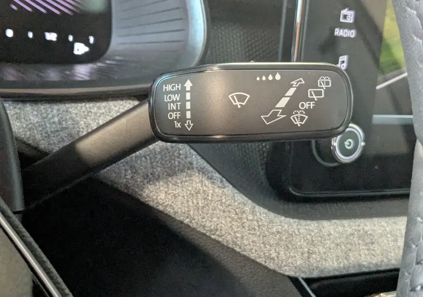 Gros plan sur la commande des essuie-glaces du Skoda Kamiq 2025, avec tableau de bord et volant partiellement visibles.
