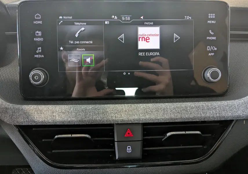 Écran tactile central du Skoda Kamiq 2025 en gris graphite, affichant la radio FM/DAB et les commandes multimédia.