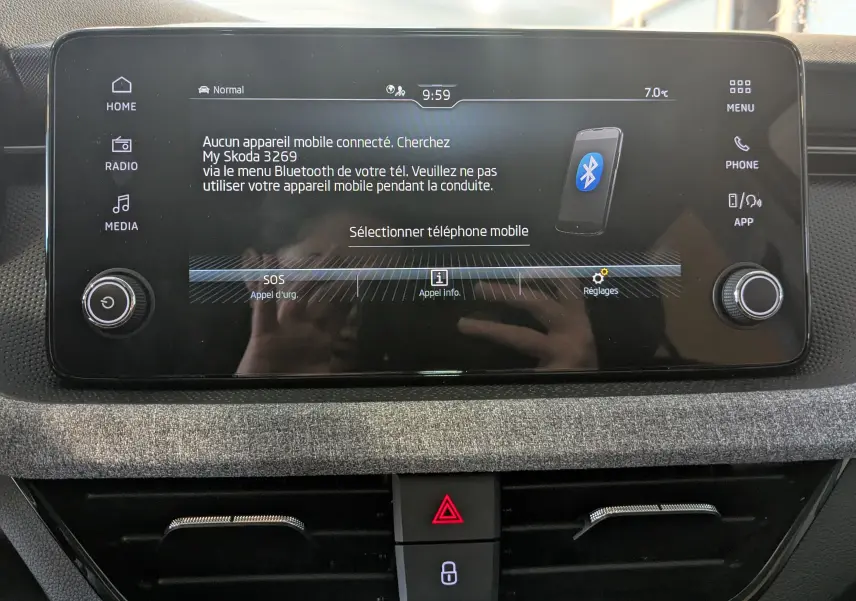Écran tactile central du Skoda Kamiq 2025 gris graphite, affichant le menu Bluetooth et les réglages.