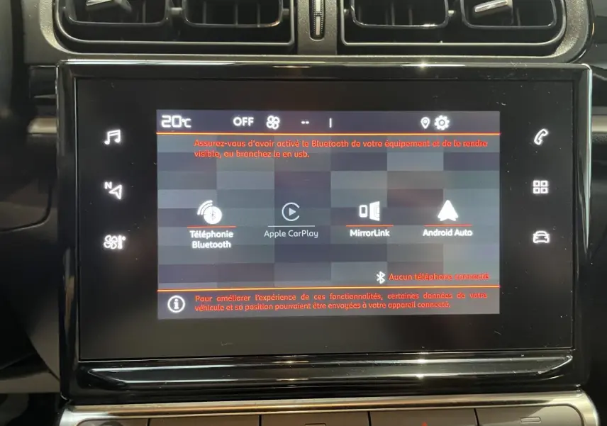 Écran tactile central de la Citroën C3 2024 gris foncé, affichant les options Apple CarPlay et Bluetooth.