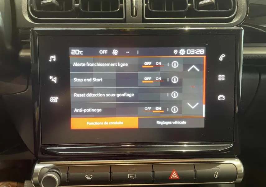 Écran tactile central de la Citroën C3 2024 affichant les réglages d'aides à la conduite, entouré de commandes noires.