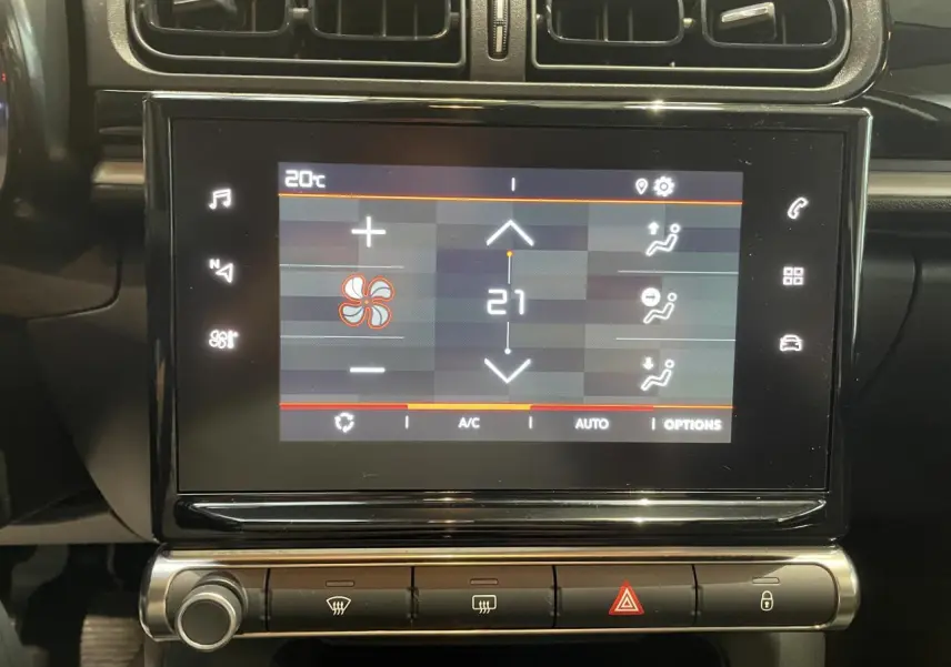 Écran tactile central de la Citroën C3 gris foncé 2024 affichant la climatisation automatique à 21°C.