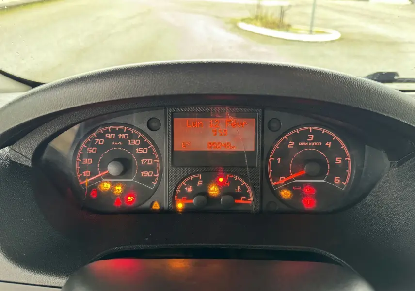 Tableau de bord du Citroën Jumper Benne 2019 avec compteurs éclairés et affichage digital rouge au centre