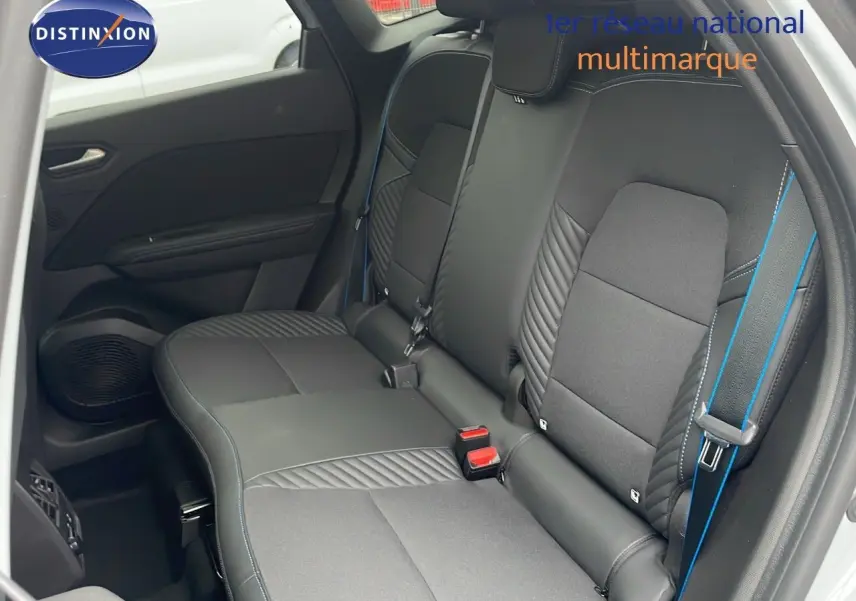 Vue intérieure arrière côté gauche du Renault Symbioz gris Rafale Métal, sièges noirs avec surpiqûres bleues distinctives.