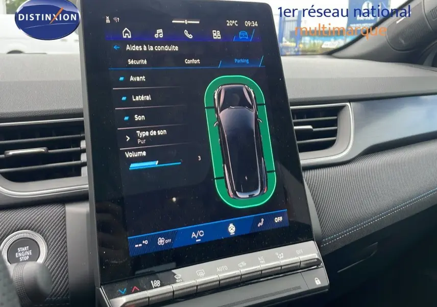 Vue rapprochée de l’écran tactile central du Renault Symbioz 2025 gris Rafale Métal, affichant les aides à la conduite.