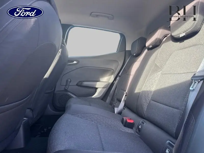 Vue intérieure côté droit de la banquette arrière en tissu noir avec motifs surpiqués dans une Renault Clio gris titanium.