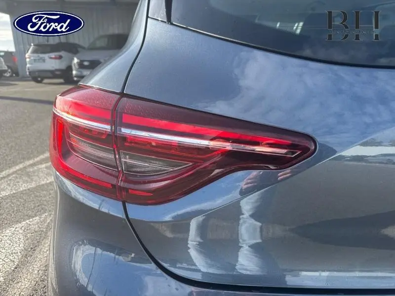 Feu arrière droit en gros plan sur une Renault Clio gris Titanium vue de l'arrière côté droit.