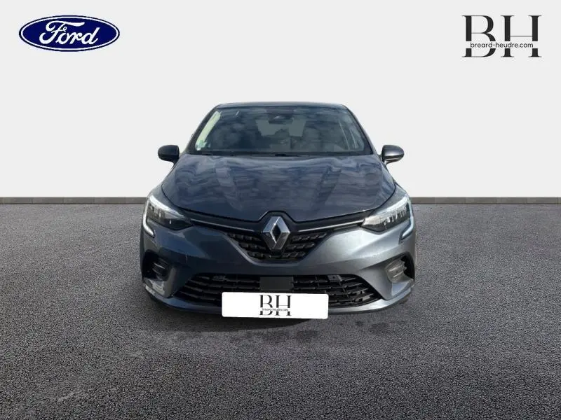 Vue frontale d'une Renault Clio gris titanium 2021 avec phares LED et calandre noire distinctive.