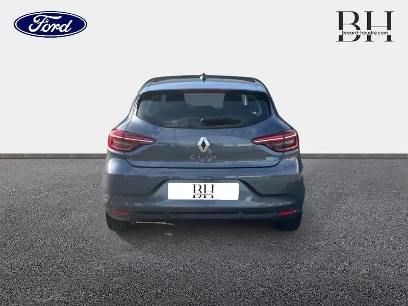 Vue arrière d'une Renault Clio 1.6 E-Tech hybride gris titanium avec feux arrière LED et becquet intégré