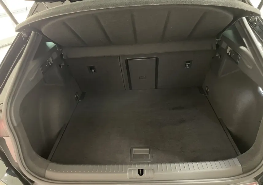 Coffre ouvert du CUPRA Formentor 1.5 TSI 150 DSG7 VZ-LINE 2023 en Noir Minuit, vue arrière intérieure.