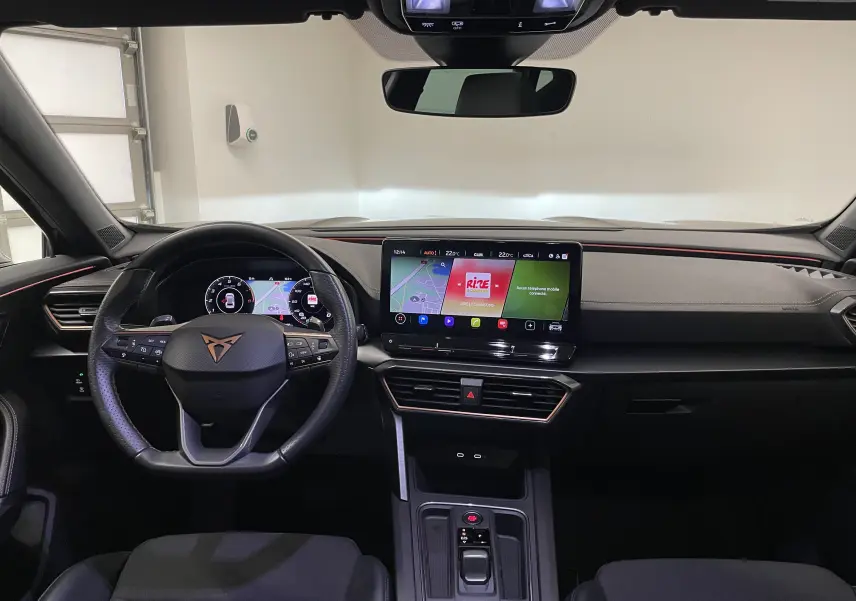 Vue intérieure frontale du tableau de bord du CUPRA Formentor 1.5 TSI 150 DSG7 VZ-LINE avec écran tactile et volant multifonction.