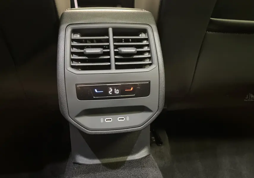 Détail de la console arrière avec réglage de climatisation et ports USB du CUPRA Formentor noir Minuit 2023