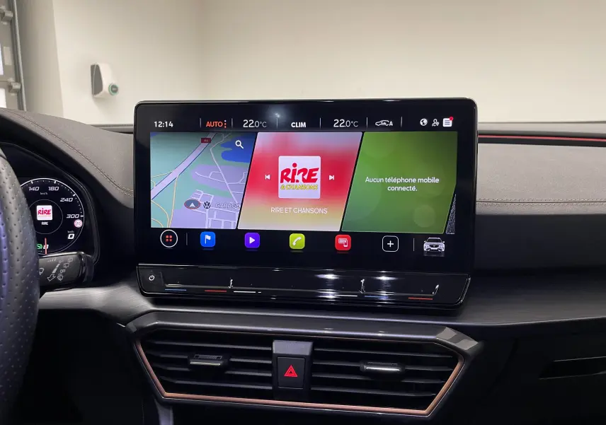 Écran tactile central du tableau de bord du CUPRA Formentor 2023 avec navigation et interface multimédia active.