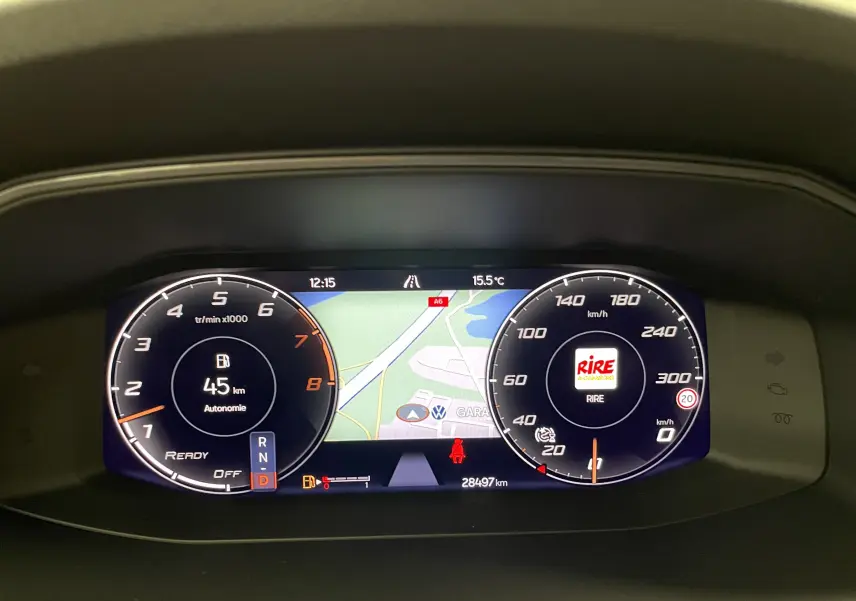 Tableau de bord numérique du CUPRA Formentor 2023 affichant la navigation, compte-tours et vitesse, avec autonomie de 45 km.