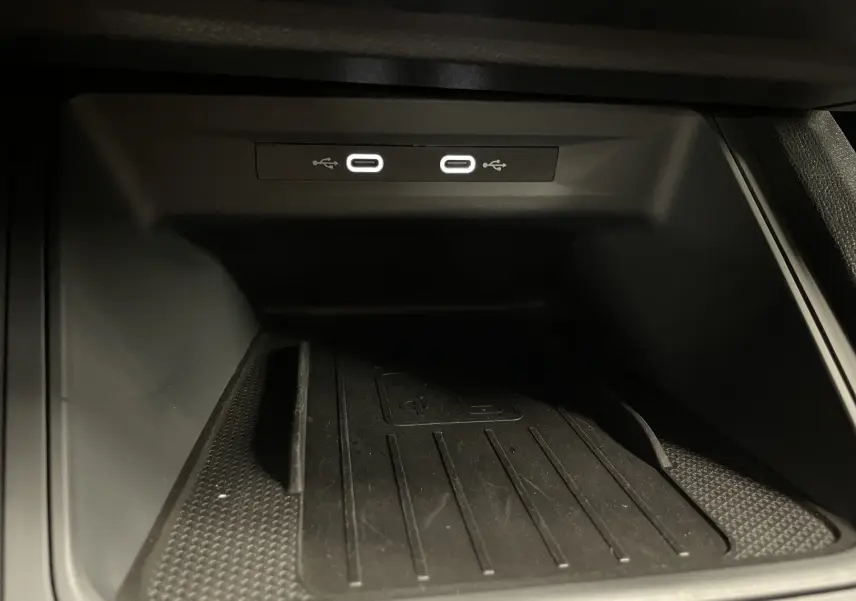 Gros plan sur la console centrale du CUPRA Formentor 2023 montrant deux ports USB-C et un espace de rangement noir.