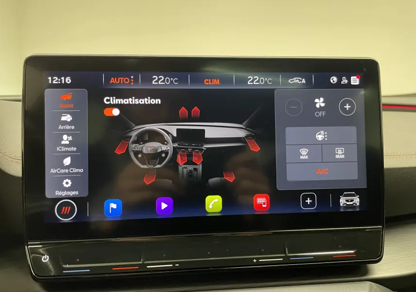 Écran tactile central du tableau de bord du CUPRA Formentor 2023 affichant les réglages de climatisation.