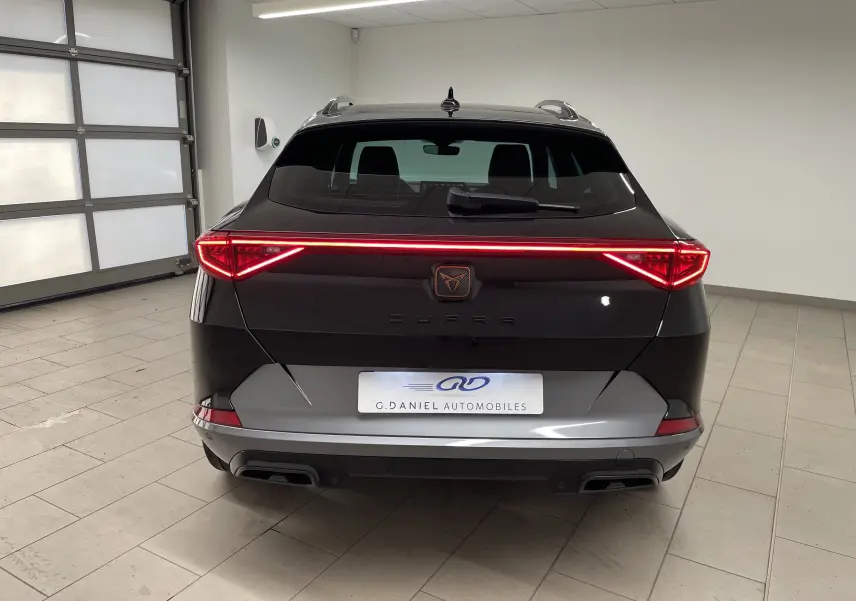 Vue arrière du CUPRA Formentor 2023 en noir minuit avec feux LED en forme de flèche et double sortie d'échappement.