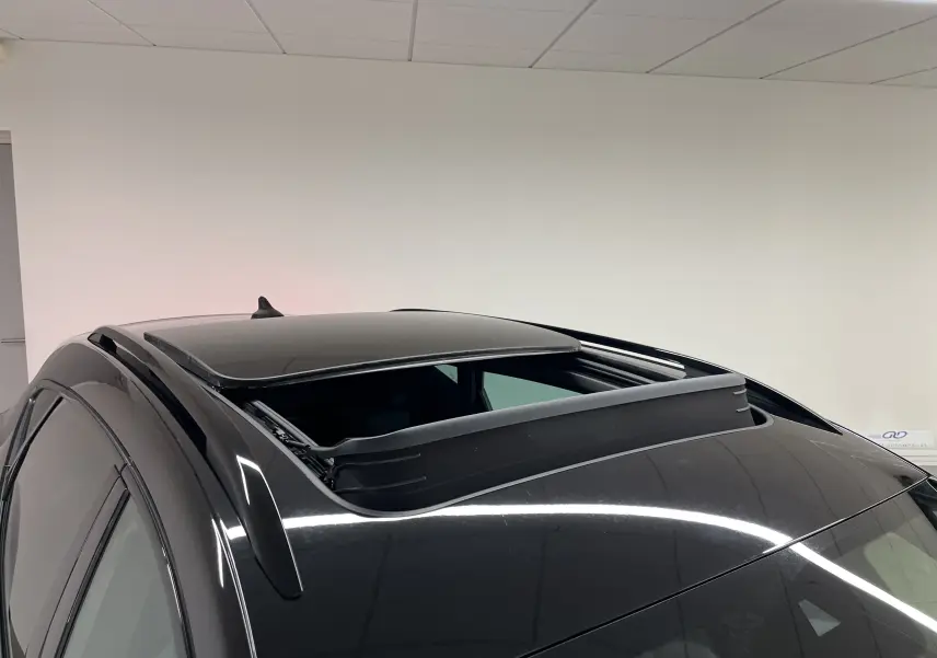 Toit ouvrant panoramique ouvert sur le côté gauche du CUPRA Formentor 2023 Noir Minuit vue de dessus en intérieur.