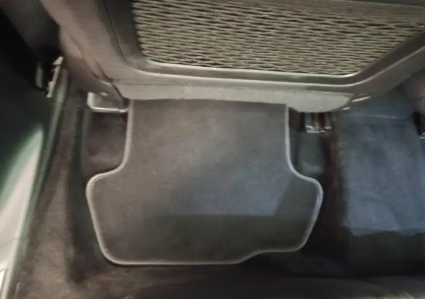 Tapis de sol noir côté passager arrière du DS5 BlueHDi 180 Automatique Chic 2018, vue intérieure au sol.