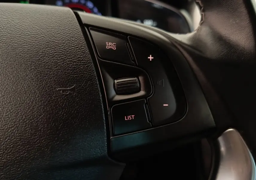 Gros plan sur les commandes de volume et fonction du volant en cuir noir du DS5 BlueHDi 180 Automatique Chic.