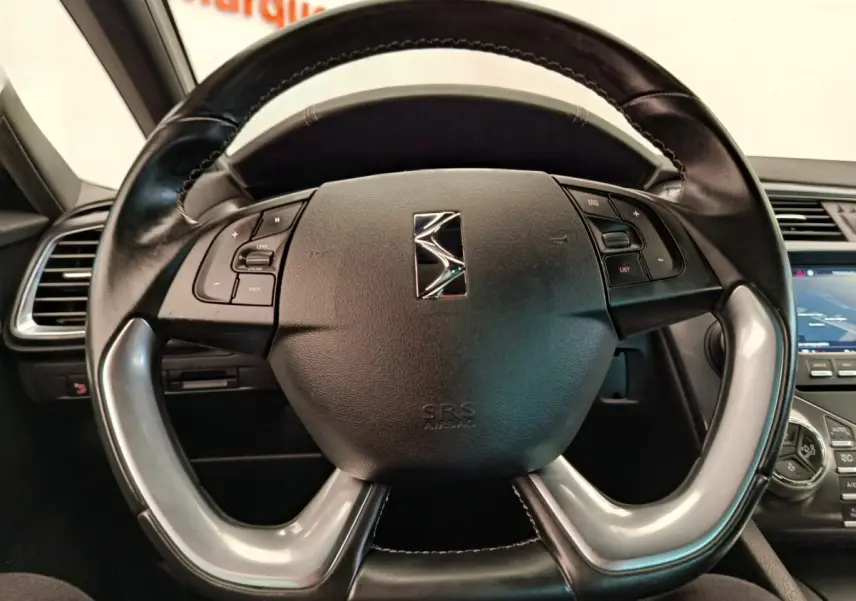 Volant cuir et alu de DS5 2018 BlueHDi 180, vue rapprochée du poste de conduite avec commandes intégrées.