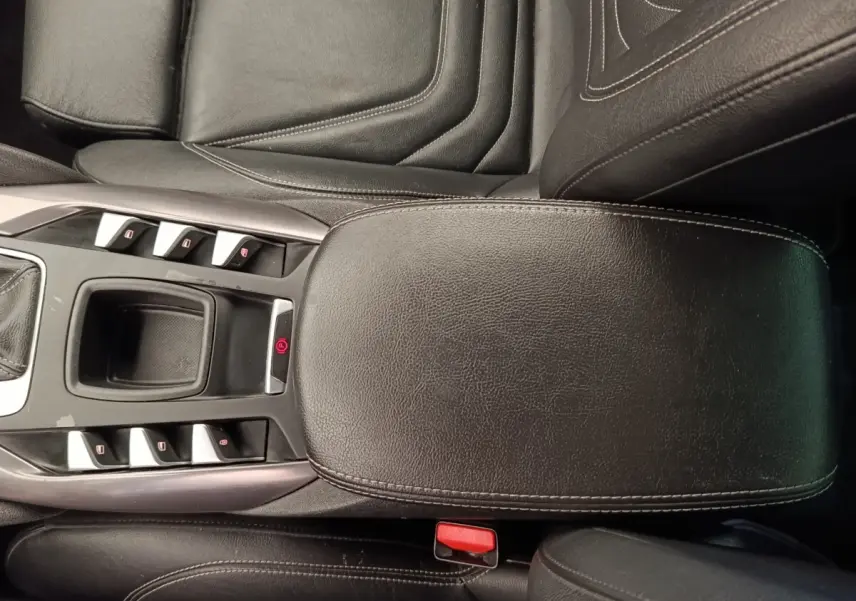 Vue rapprochée de la console centrale en cuir noir du DS5 BlueHDi 180 Automatique Chic avec commandes électriques et frein à main.