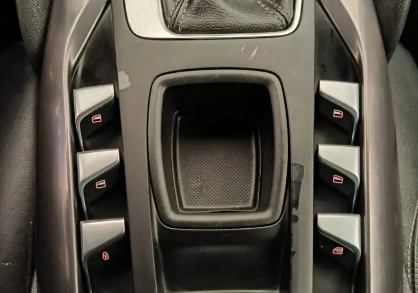 Vue plongeante sur la console centrale noire du DS5 2018, montrant levier de vitesse automatique et commandes des vitres.