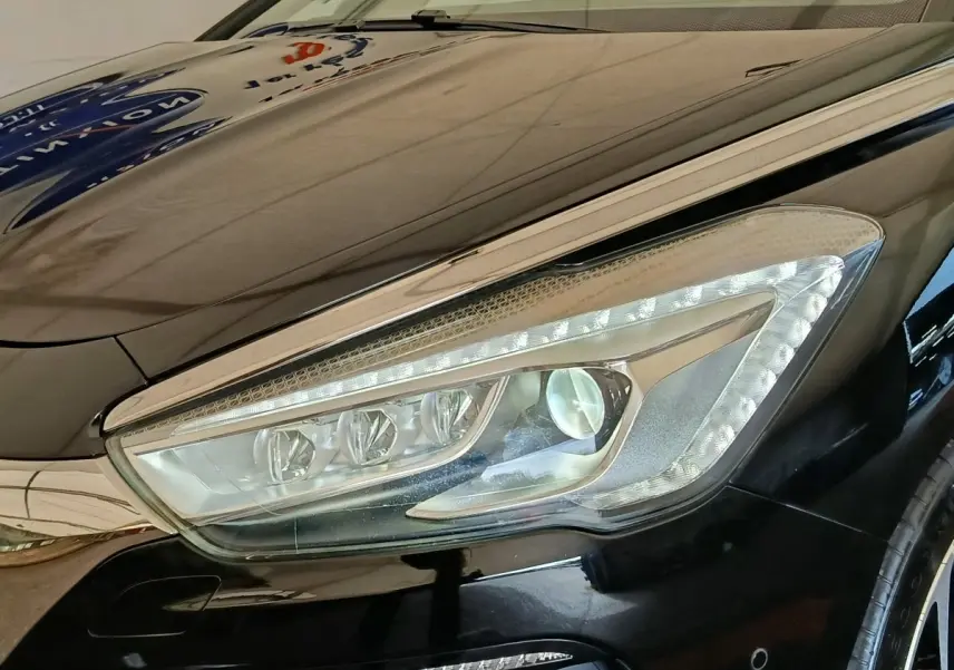 Gros plan sur le phare avant droit du DS5 noir 2018, mettant en valeur les LED et la carrosserie brillante.