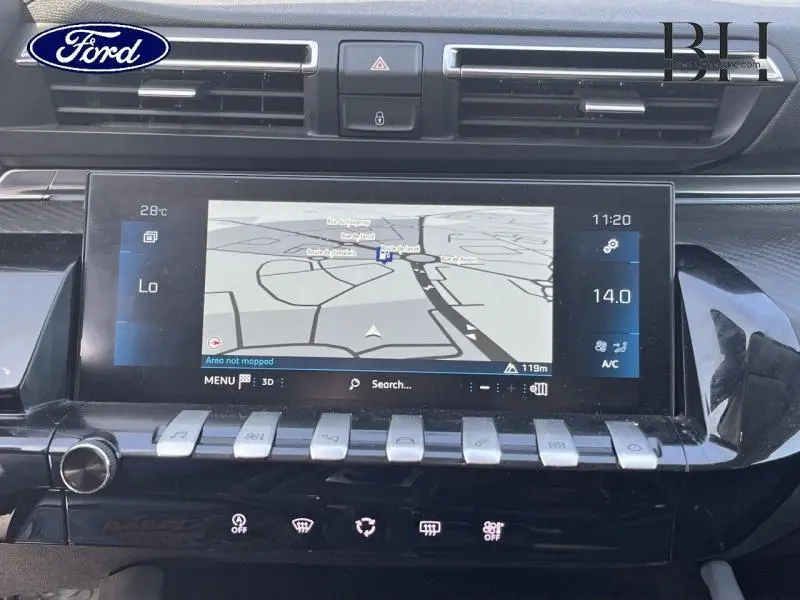 Vue rapprochée de l'écran tactile central avec navigation et commandes dans l'habitacle d'une Peugeot 508 SW gris Artense.