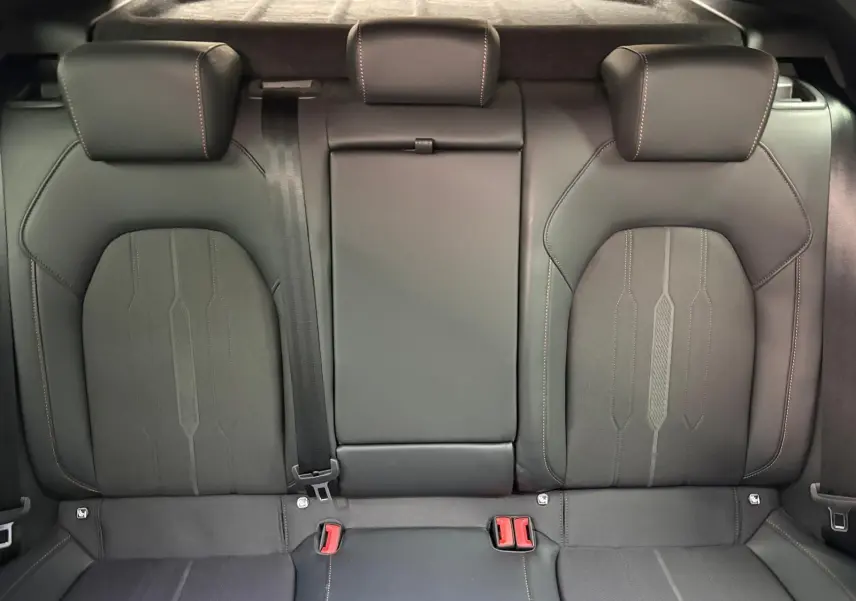 Vue rapprochée des sièges arrière en cuir noir avec surpiqûres contrastantes du CUPRA Formentor 2023.