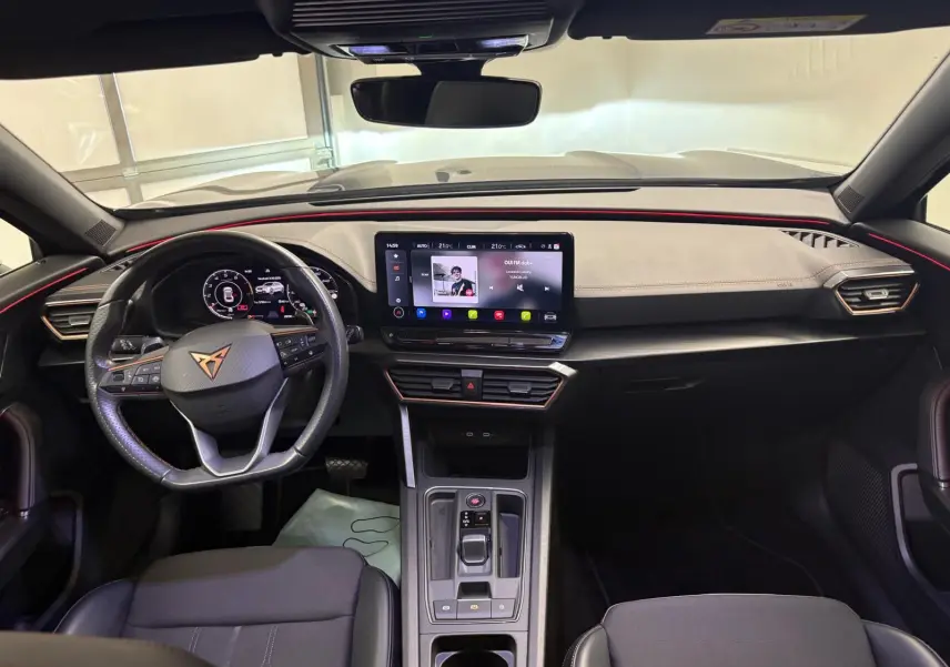 Intérieur du CUPRA Formentor 2023 en vue frontale, tableau de bord avec écran tactile et volant au logo CUPRA.