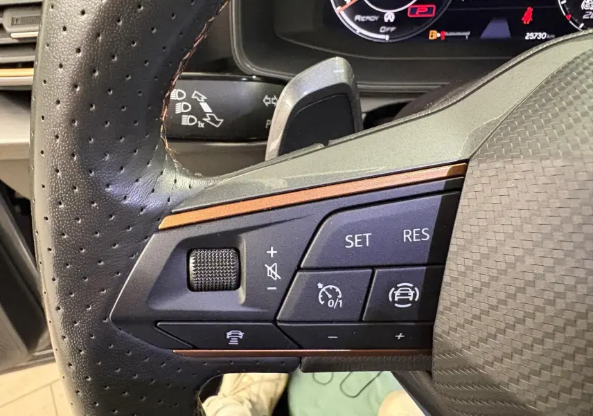 Gros plan sur les commandes à gauche du volant perforé du CUPRA Formentor gris magnétique 2023, finition VZ-LINE.