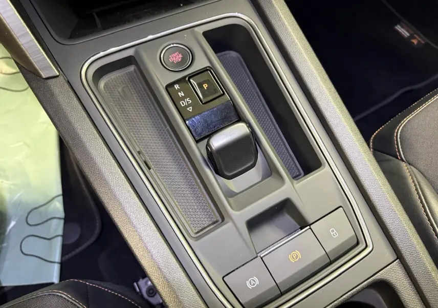 Gros plan sur la console centrale du CUPRA Formentor gris magnétique 2023, avec levier de boîte automatique et bouton start/stop.