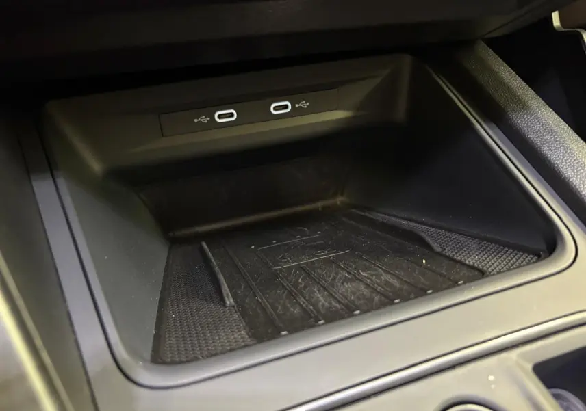Espace de rangement intérieur avec deux ports USB-C visibles dans la console centrale du CUPRA Formentor Gris Magnétique 2023.