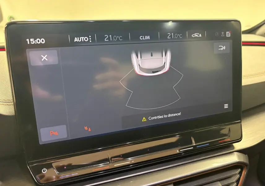 Écran tactile central du tableau de bord du CUPRA Formentor 2023 affichant l'aide au stationnement et la climatisation à 21°C.